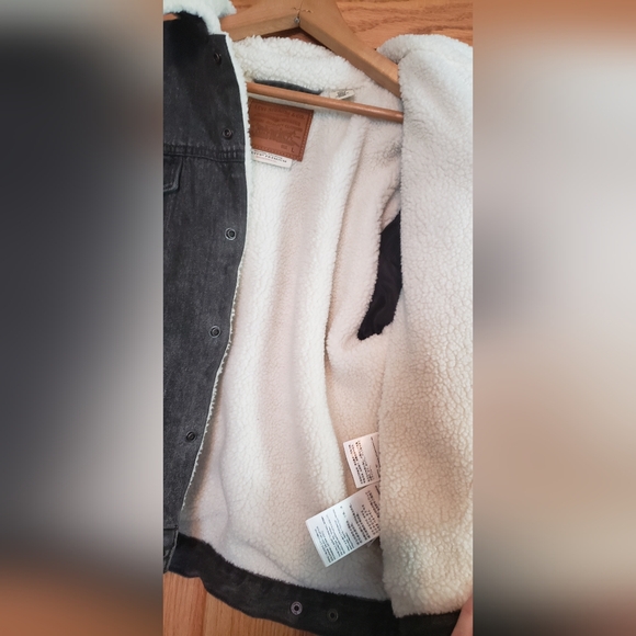 Levi's Black Denim Trucker Jacket with White Sherpa Collar - Picture 5 of 6